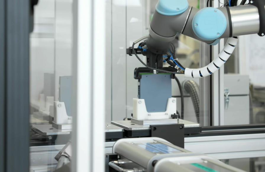 For the robot grippers, additive manufacturing enables the compact design, and applications such as complex vacuum channels in the basic body can be realized.