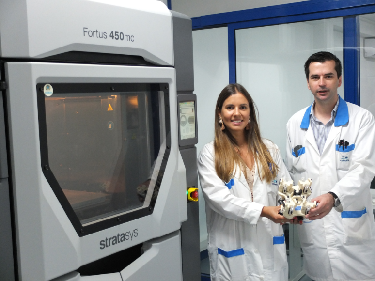 Ana Cortez, RD&amp;I Manager, Celoplás (left) and Domingos
Pereira, RD&amp;I Engineer, Celoplas (right) with the Stratasys Fortus
450mc 3D printer.