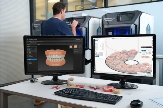 歯科プリントのワークフローにおいて、GrabCAD Printで全顎の症例を確認する歯科技工士